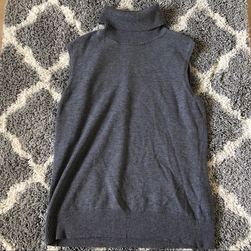 Sleeveless turtleneck top